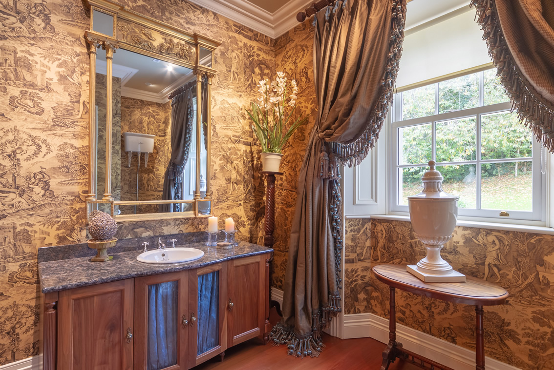 Traditional Style Sink