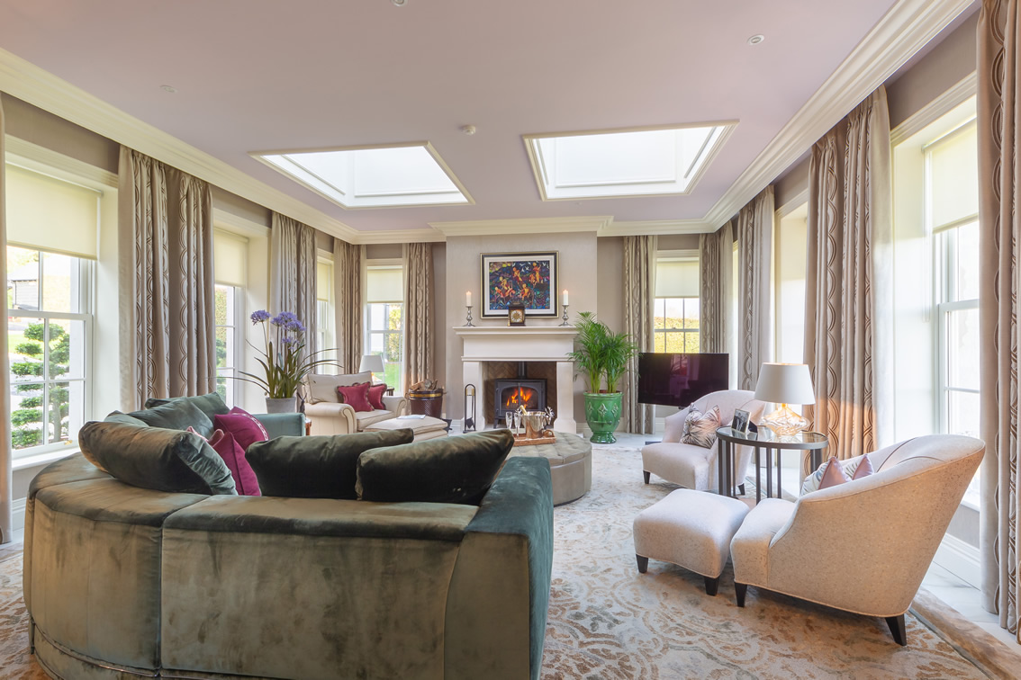 Bright Spacious Lounge