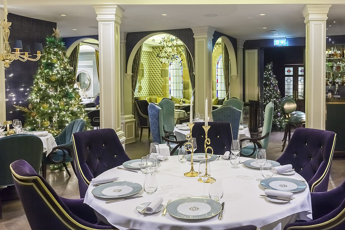 Saphyre Restaurant Christmas Decor